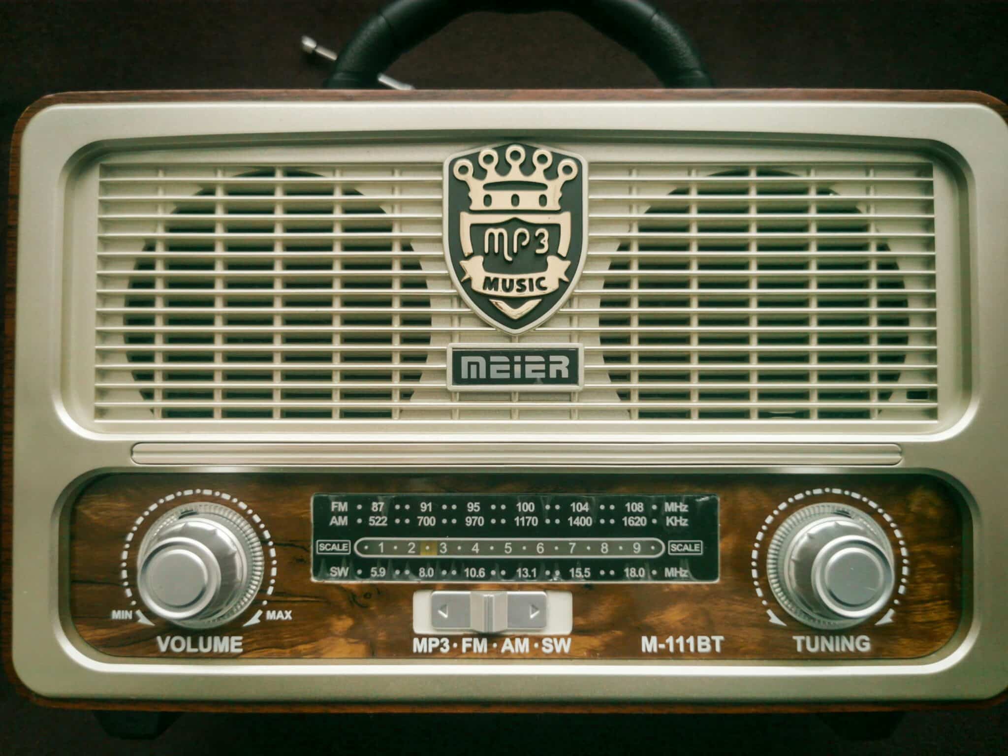 AM/FM radio on your mobile phone: listen anywhere
