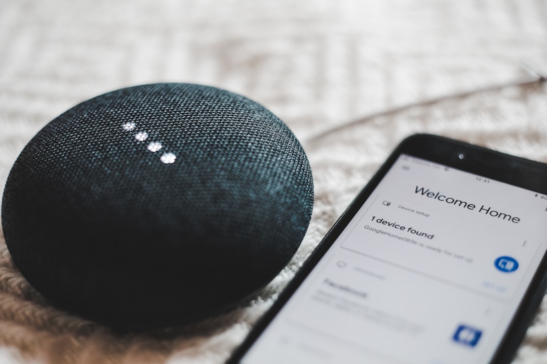 Controla dispositivos, crea rutinas y habla al app
