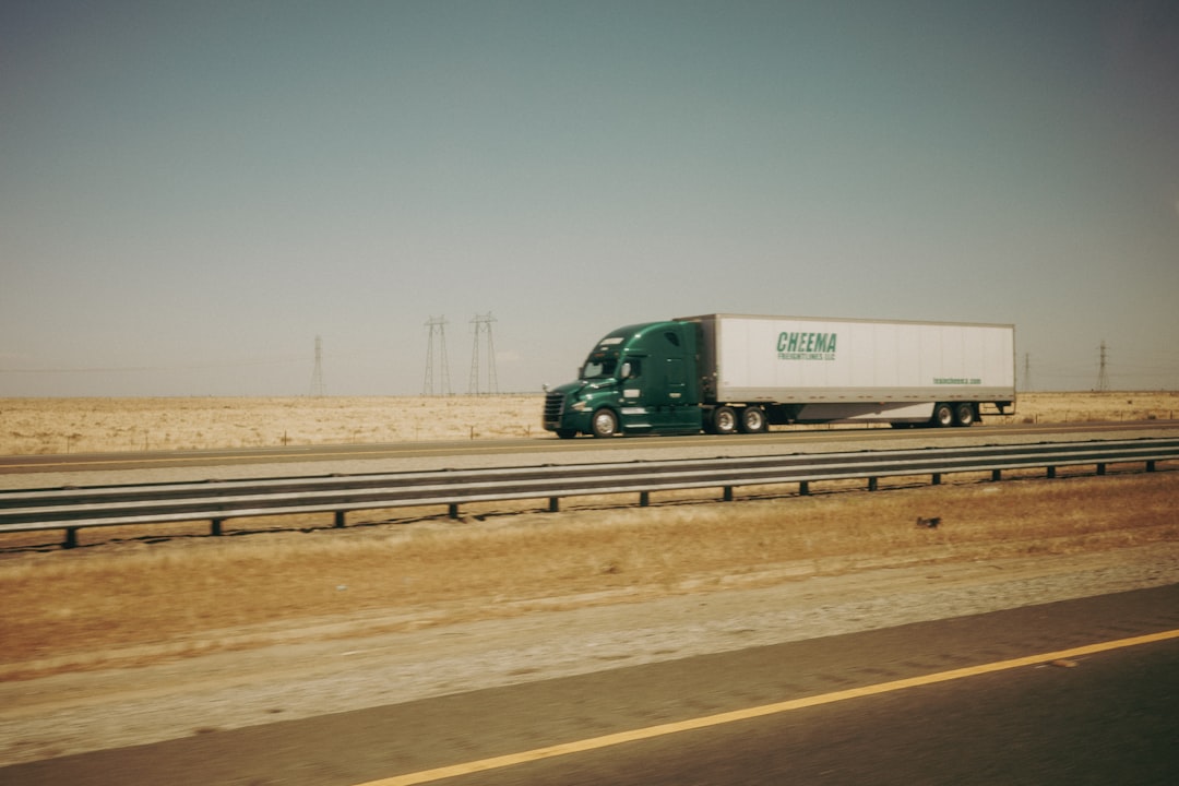 Conduce camiones, transporta cargas y supera múltiples desafíos carretera