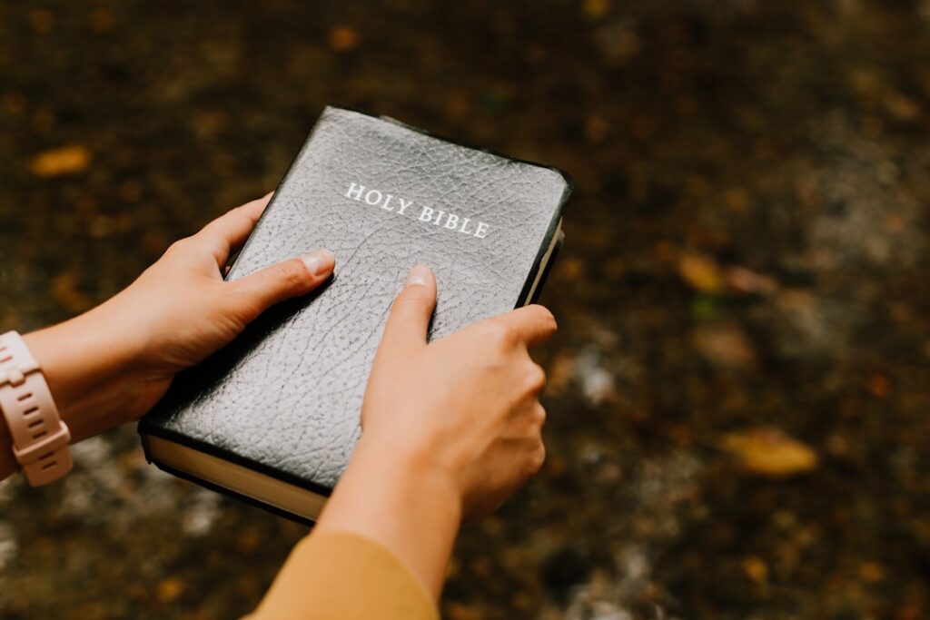 Escucha capítulos completos de la Biblia en audio diariamente