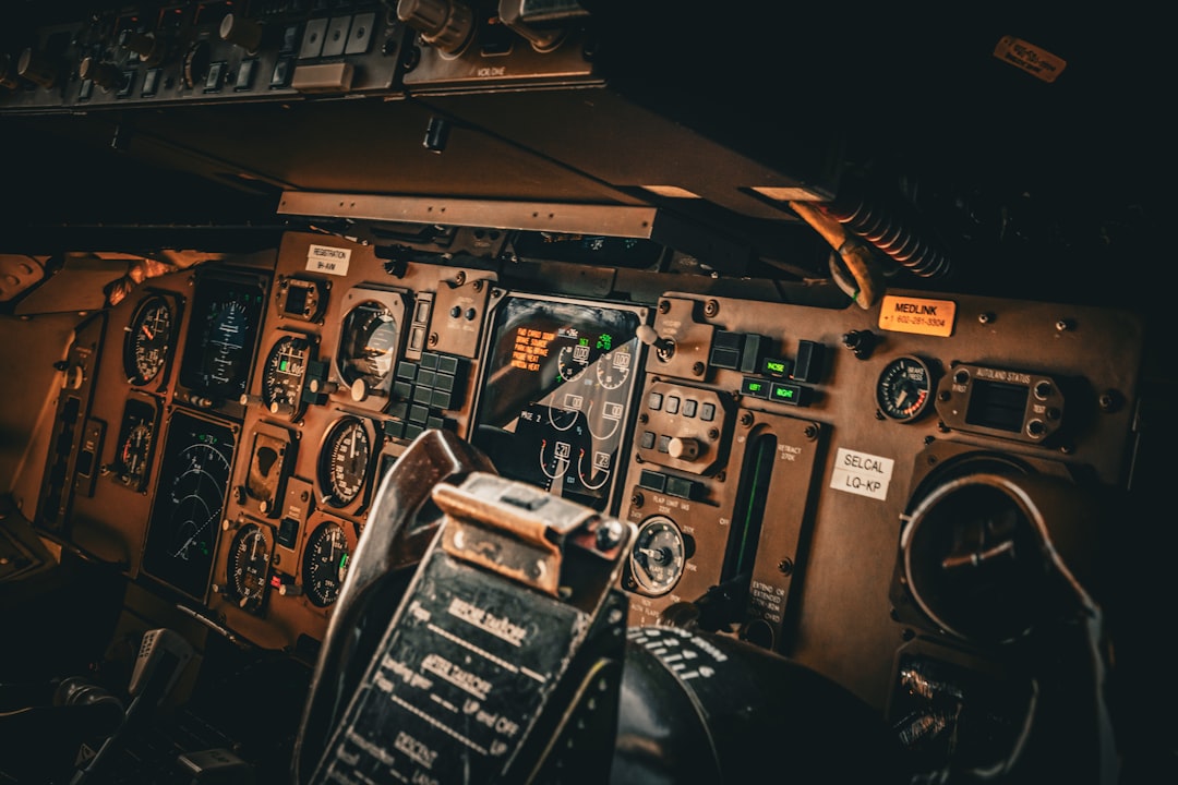 Pilote aviones desde el móvil y explore diversas rutas