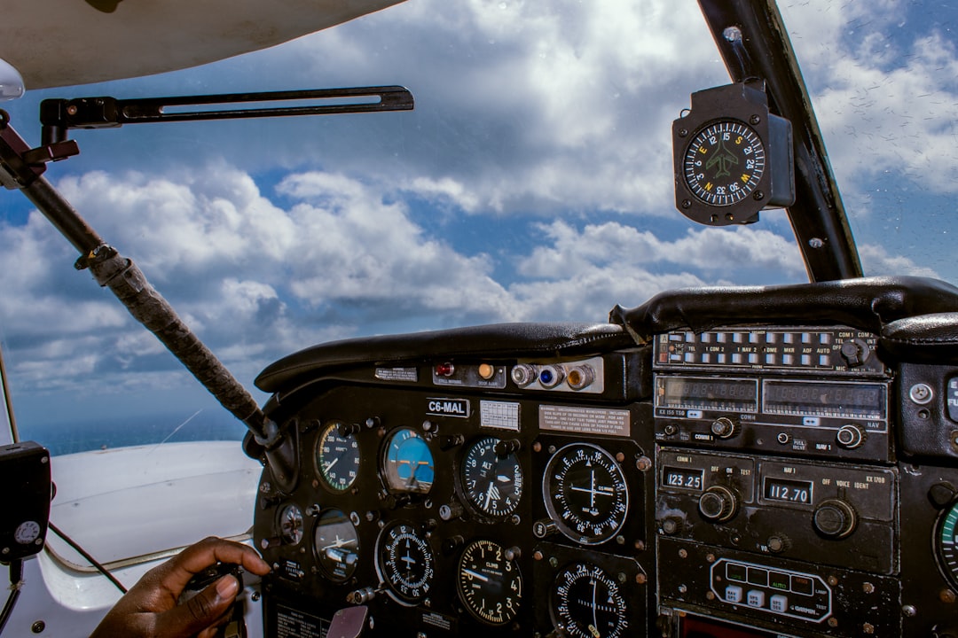Experiencia de pilotaje móvil con diversos aviones y aeropuertos