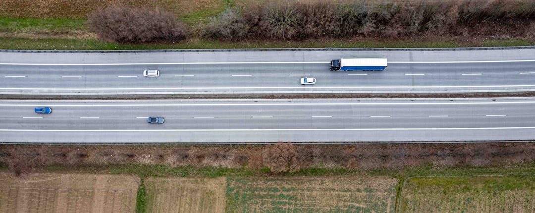 Elige tu camión, conduce y completa misiones de transporte