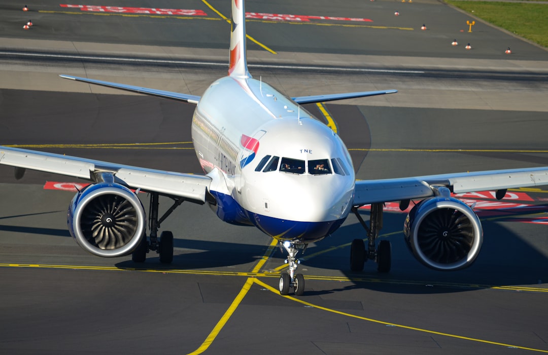 Pilote aeronaves en aeropuertos famosos y mejore sus habilidades